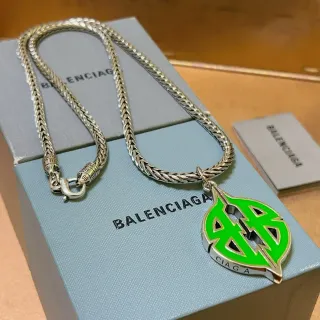 Balenciaga Logo पत्ती पेंडेंट हरी चांदी ब्रेडेड चेन एनामेल नेकलेस