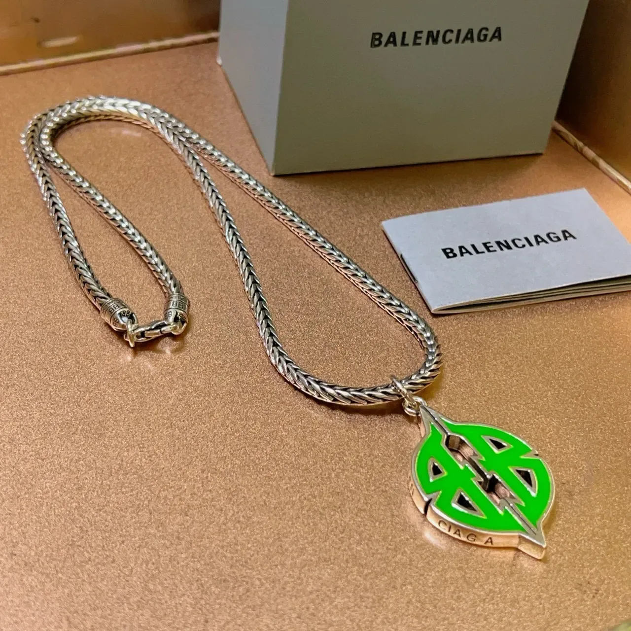 Balenciaga Logo পাতার পেন্ডেন্ট সবুজ রূপালী ব্রেইডেড চেইন এনামেল নেকলেস 3