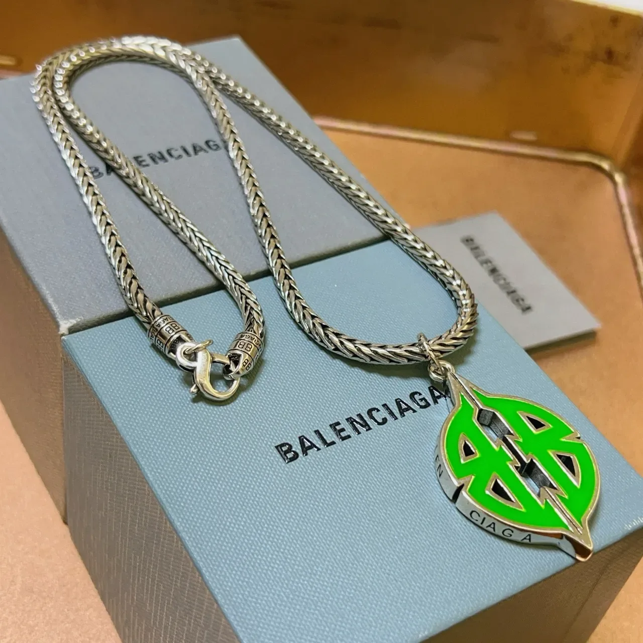 Balenciaga Logo পাতার পেন্ডেন্ট সবুজ রূপালী ব্রেইডেড চেইন এনামেল নেকলেস 4
