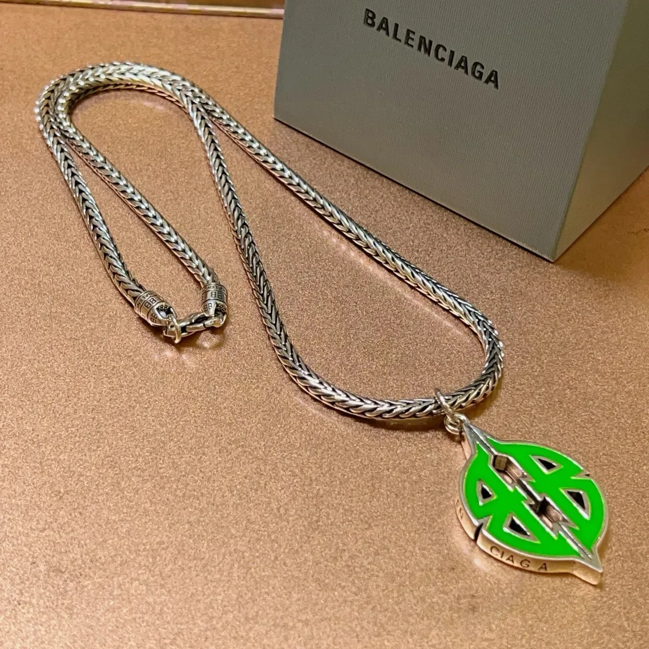 Balenciaga Logo পাতার পেন্ডেন্ট সবুজ রূপালী ব্রেইডেড চেইন এনামেল নেকলেস 6