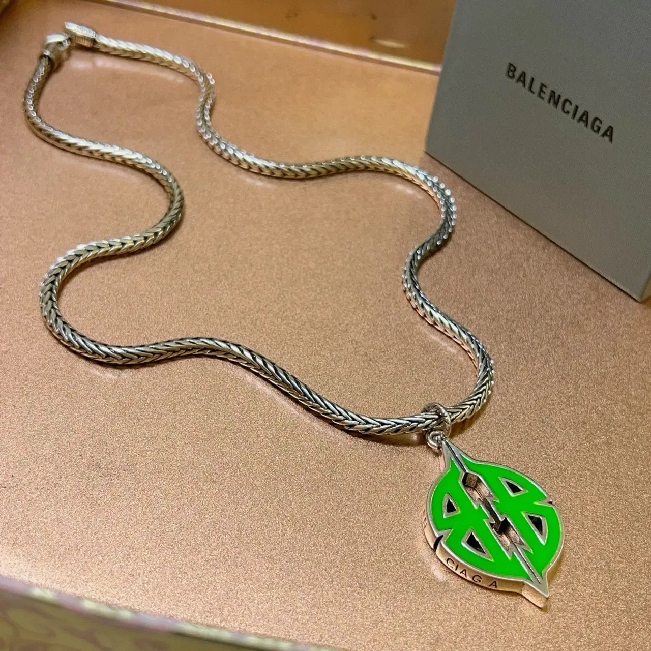 Balenciaga Logo পাতার পেন্ডেন্ট সবুজ রূপালী ব্রেইডেড চেইন এনামেল নেকলেস 7