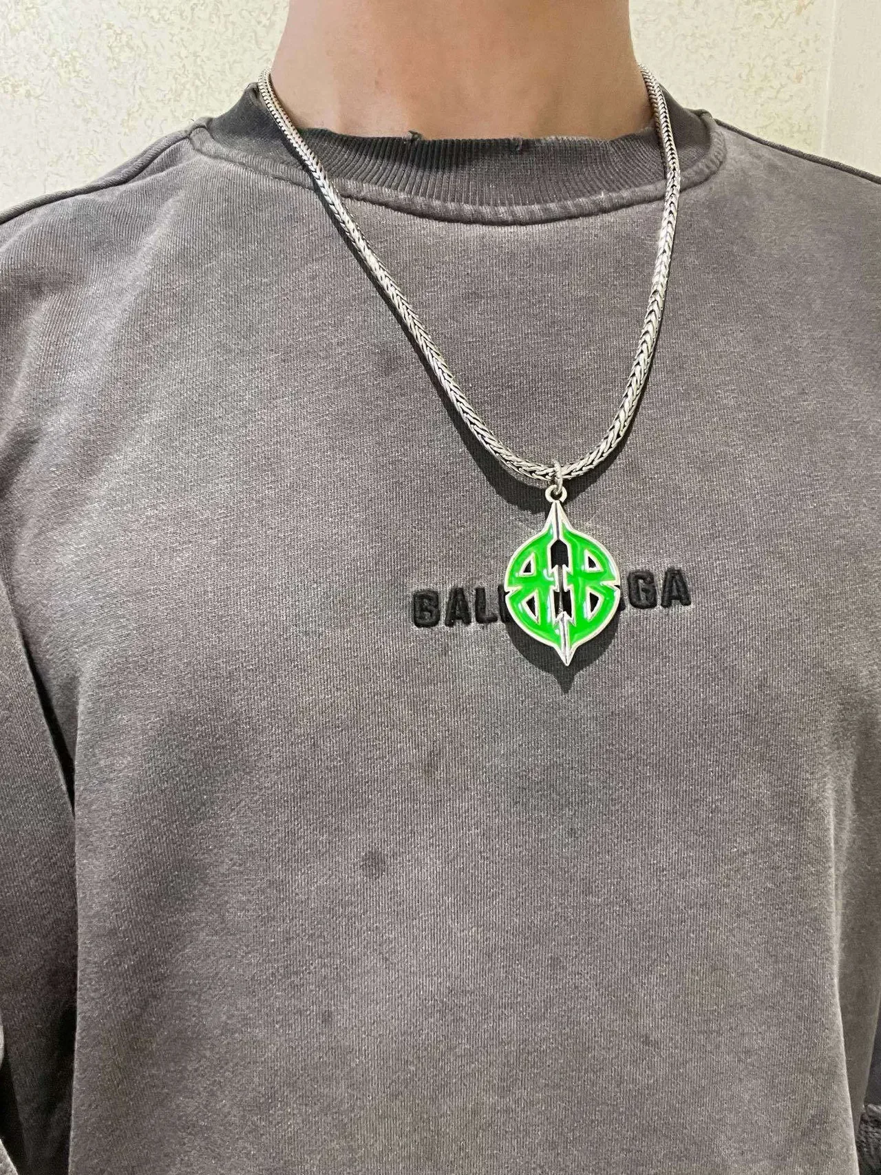 Balenciaga Logo পাতার পেন্ডেন্ট সবুজ রূপালী ব্রেইডেড চেইন এনামেল নেকলেস 8