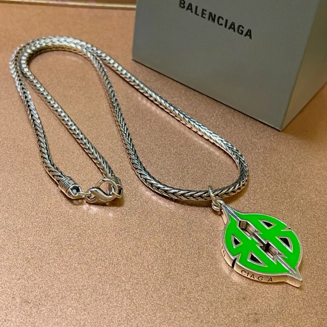 Balenciaga Logo পাতার পেন্ডেন্ট সবুজ রূপালী ব্রেইডেড চেইন এনামেল নেকলেস 9