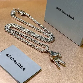 Balenciaga 和平手势手 银色 粗链 雕塑吊坠 项链