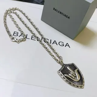 Balenciaga Collar Plata Negro Colgante en Forma de Escudo Cadena Texturizada