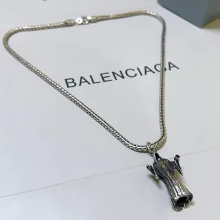 Balenciaga चाँदी बुनाई हुई साँप की चेन मूर्तिकार चोगा पहने व्यक्ति पेंडन्ट आभूषण