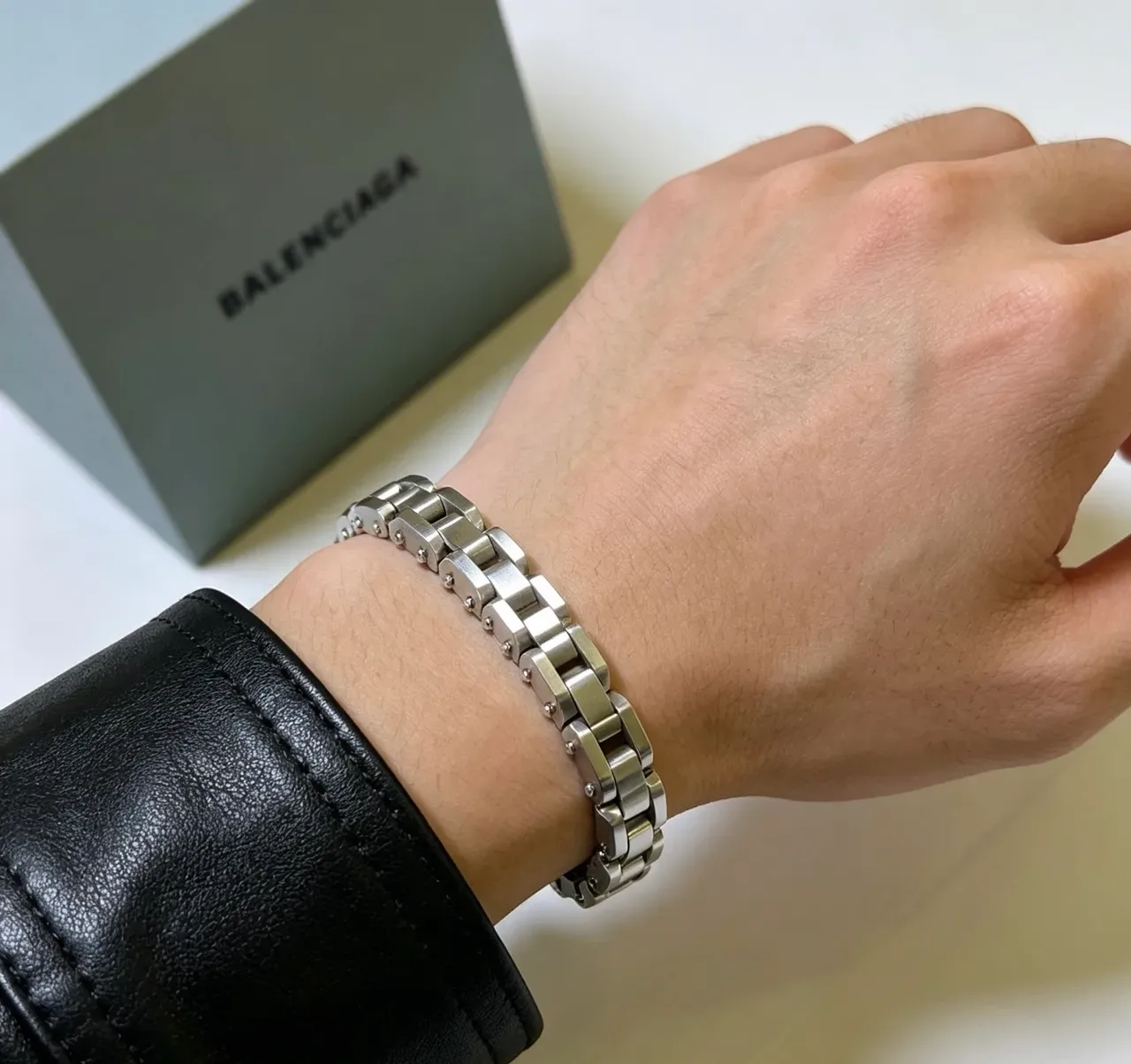 Balenciaga Pulsera Plata Gris Geométrica Enlaces Faceteados Construcción Remachada 3