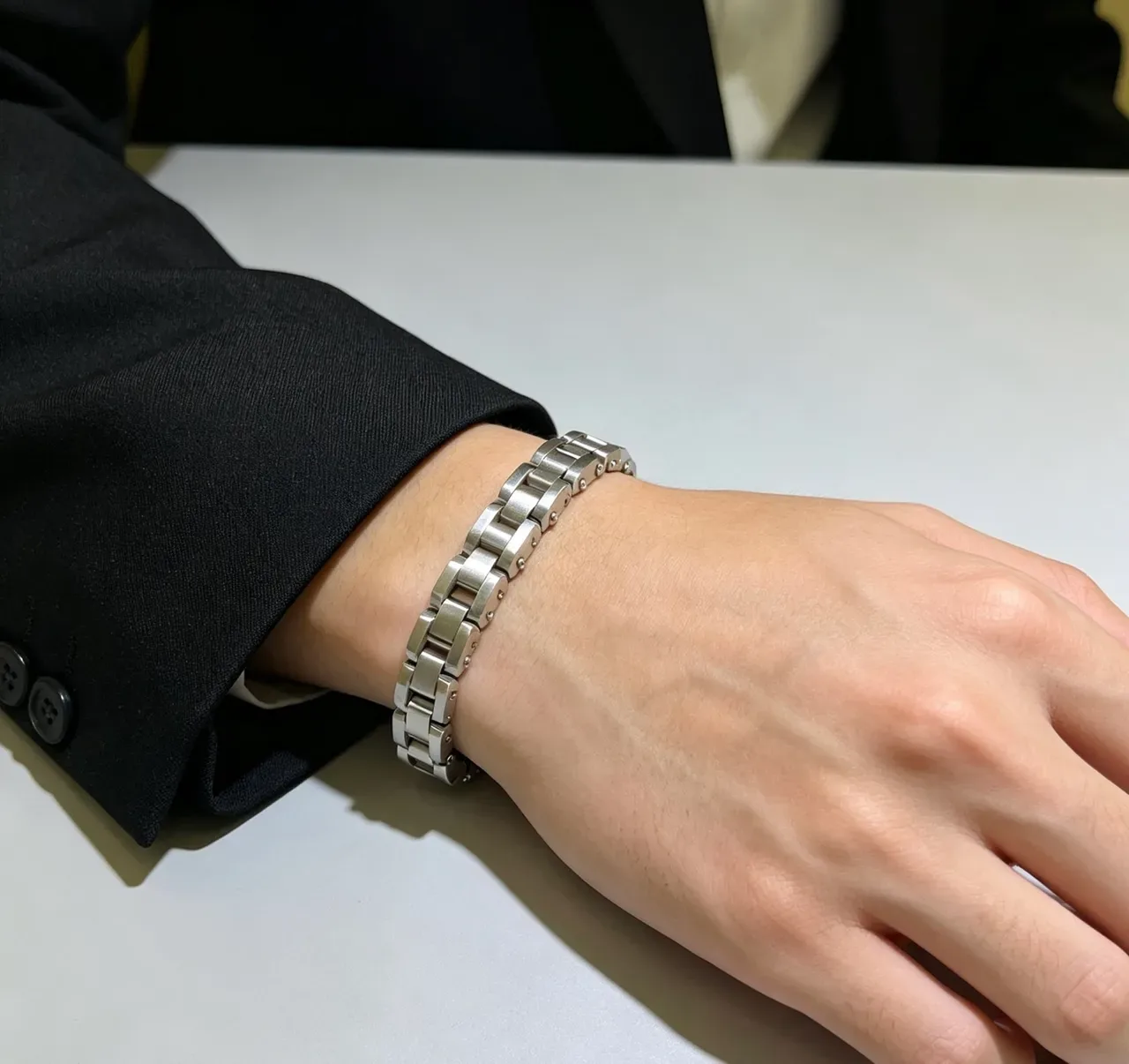 Balenciaga Pulsera Plata Gris Geométrica Enlaces Faceteados Construcción Remachada 8