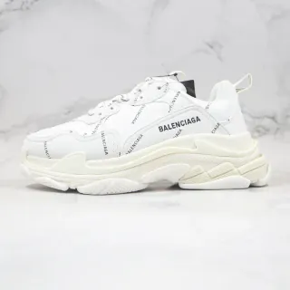 Balenciaga Triple S लॉगो प्रिंट सफेद चंक स्नीकर