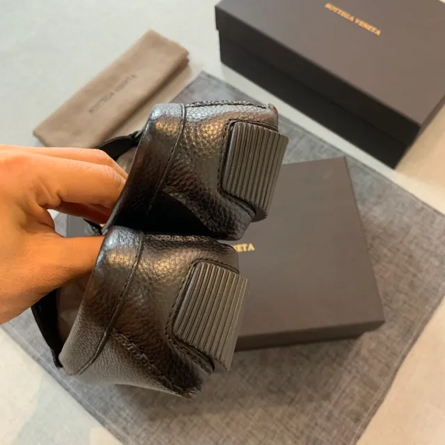 Bottega Veneta Andiamo কালো পেবল্ড লেদার Intrecciato ওভেন ভ্যাম্প লুফার 2
