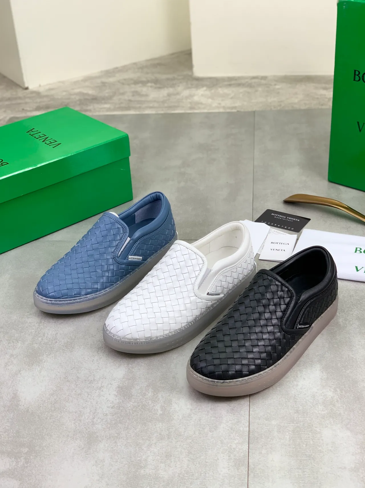 Bottega Veneta mocassin en cuir tressé bleu transparent à enfiler 2