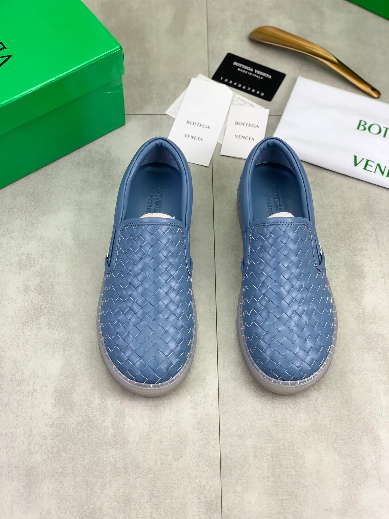 Bottega Veneta mocassin en cuir tressé bleu transparent à enfiler 5