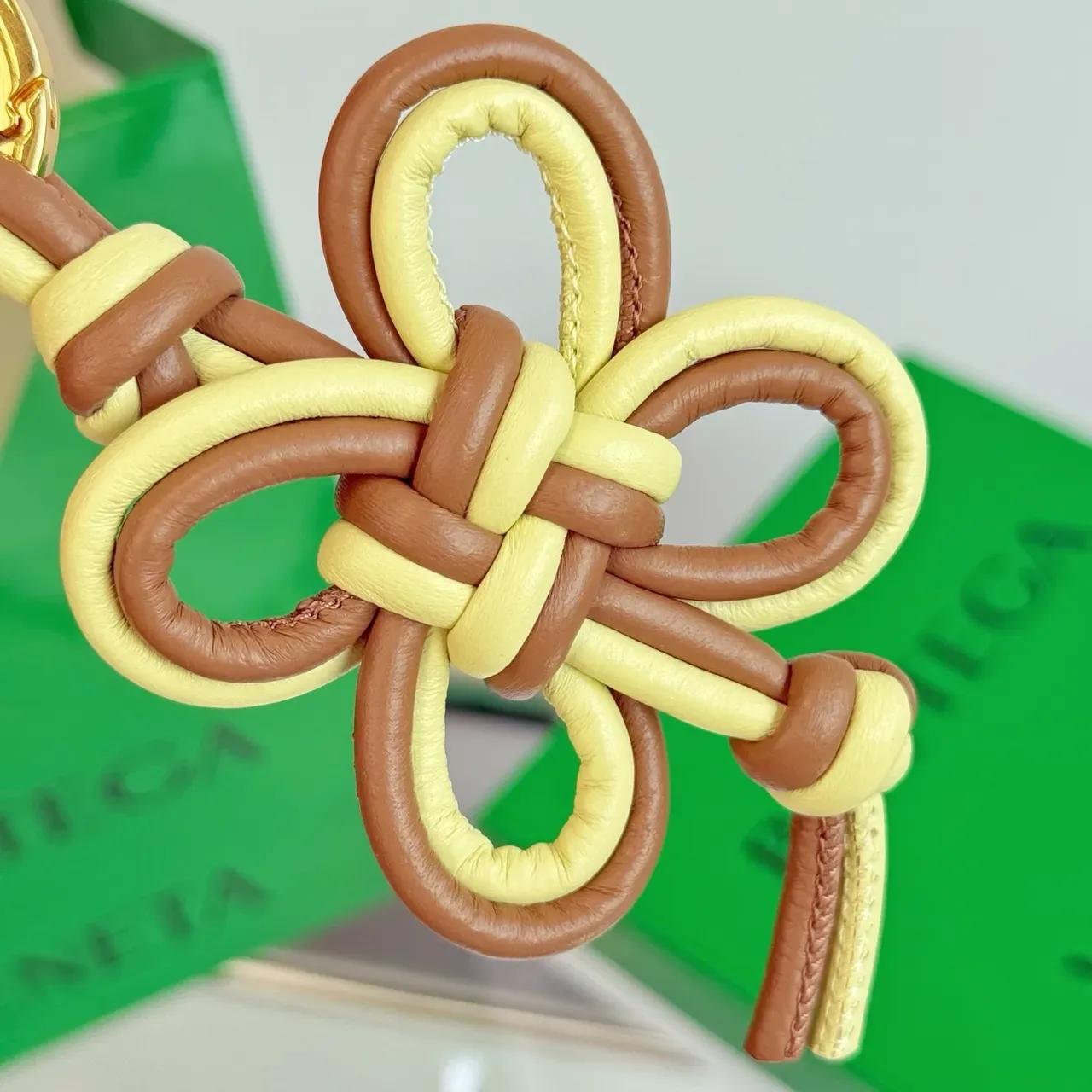 बोतगा वेनेता नट पीला भूरा नटेड चमड़ा ड्यूल टोन हैंडबैग 4