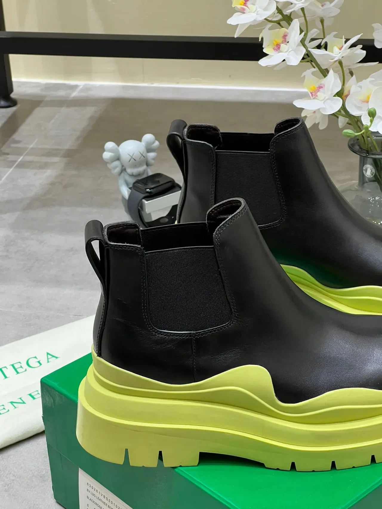 Bottega Veneta Le Cagole 黑色和青柠黄切尔西靴 2