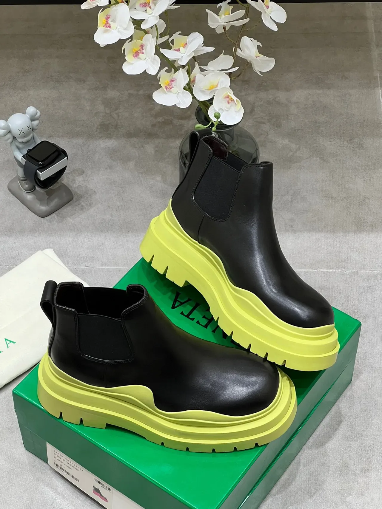 Bottega Veneta Le Cagole 黑色和青柠黄切尔西靴 3