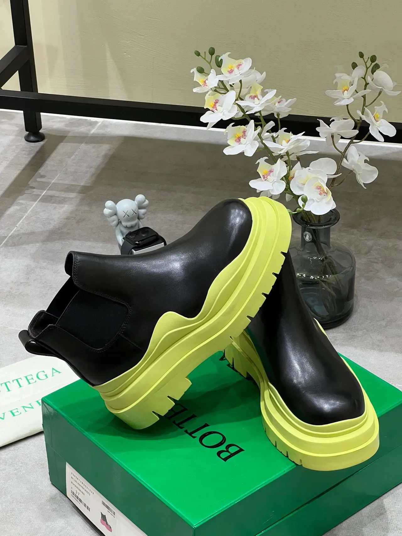 Bottega Veneta Le Cagole 黑色和青柠黄切尔西靴 4