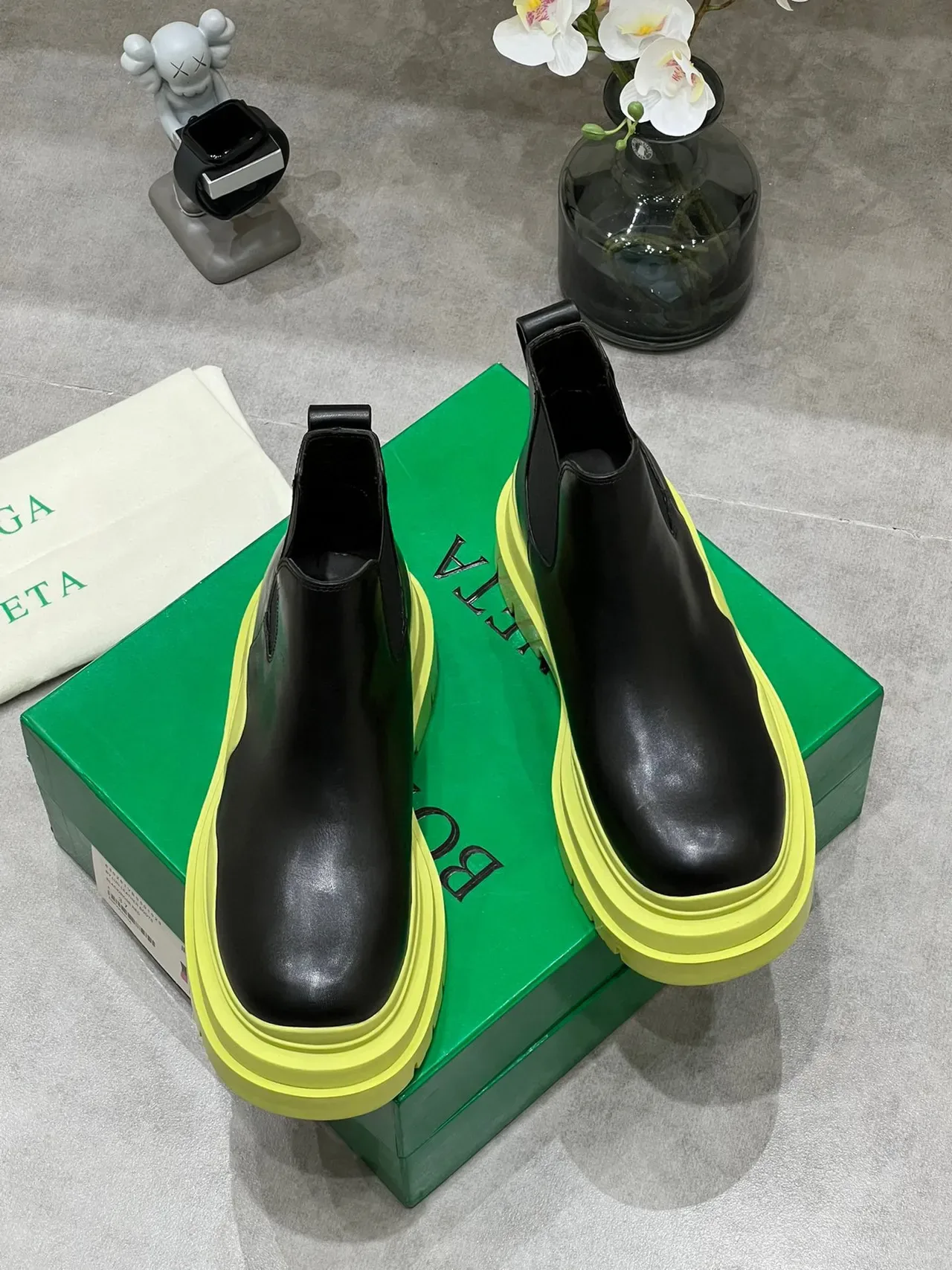 Bottega Veneta Le Cagole 黑色和青柠黄切尔西靴 5