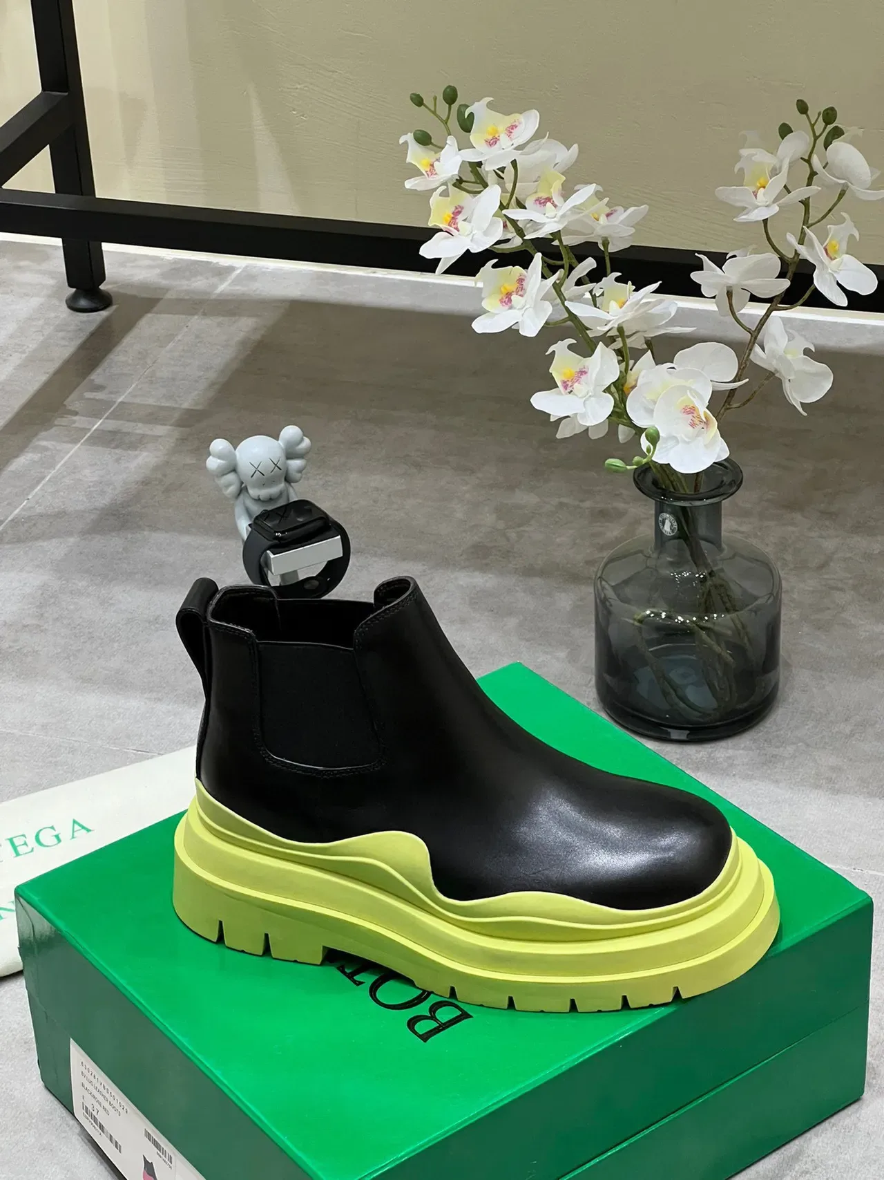 Bottega Veneta Le Cagole 黑色和青柠黄切尔西靴 6