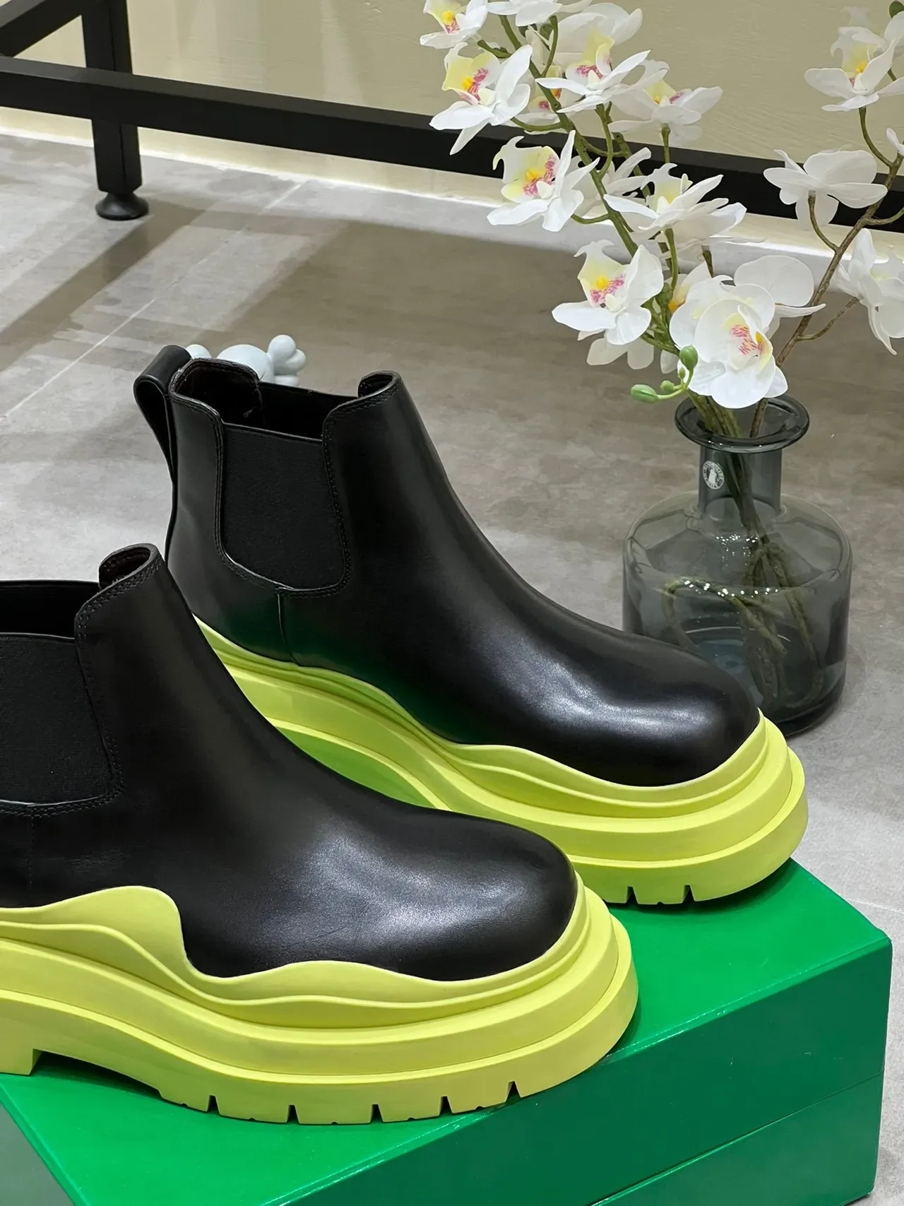 Bottega Veneta Le Cagole 黑色和青柠黄切尔西靴 7