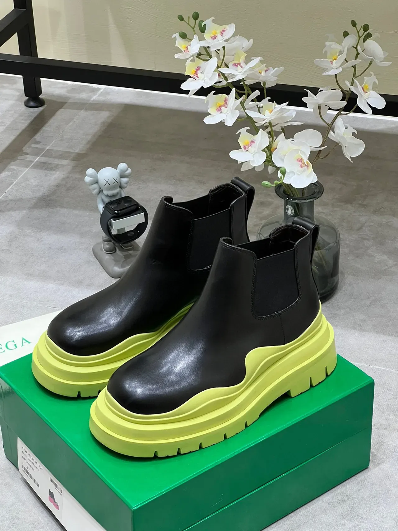 Bottega Veneta Le Cagole 黑色和青柠黄切尔西靴 8