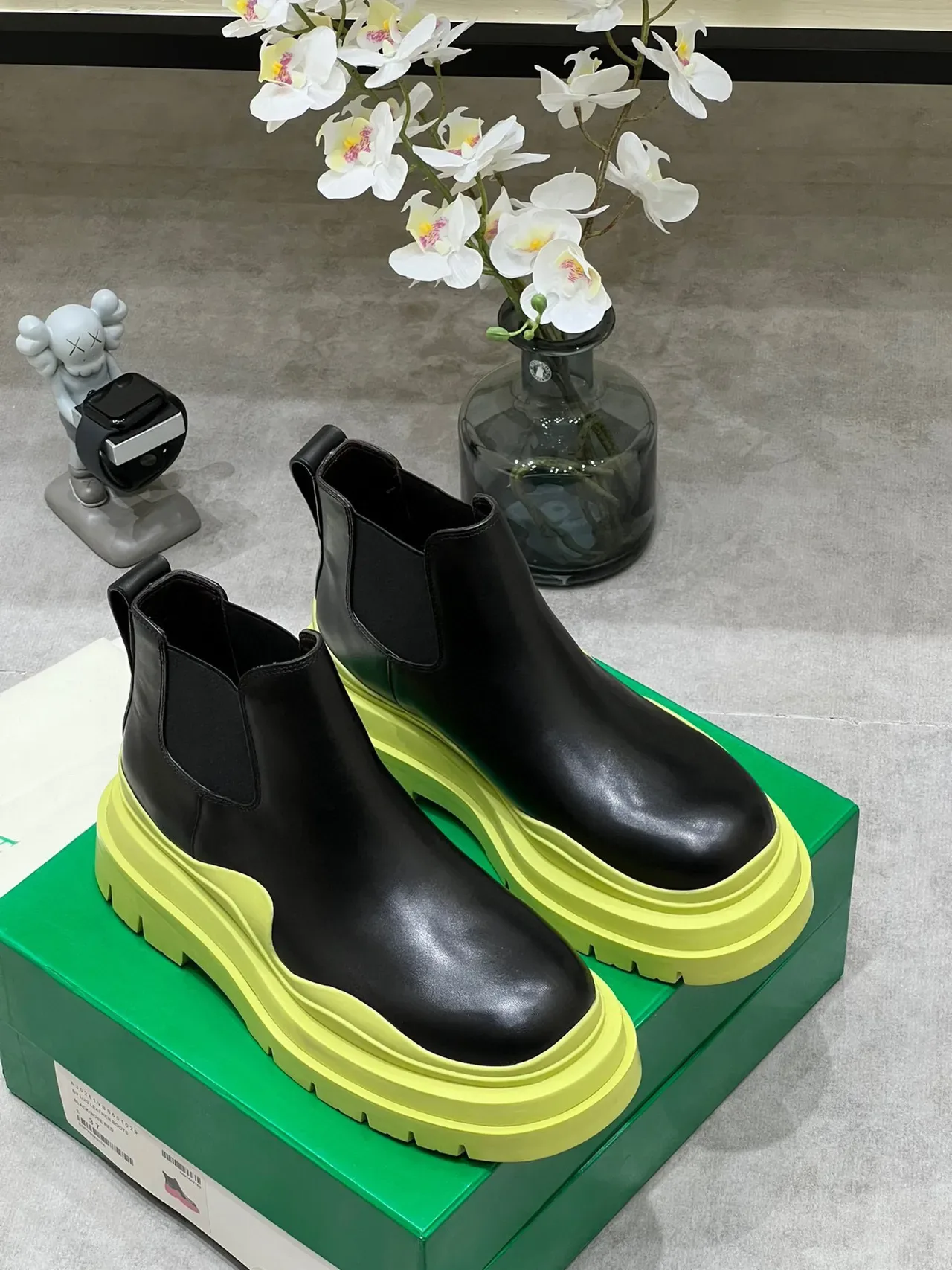 Bottega Veneta Le Cagole 黑色和青柠黄切尔西靴 9