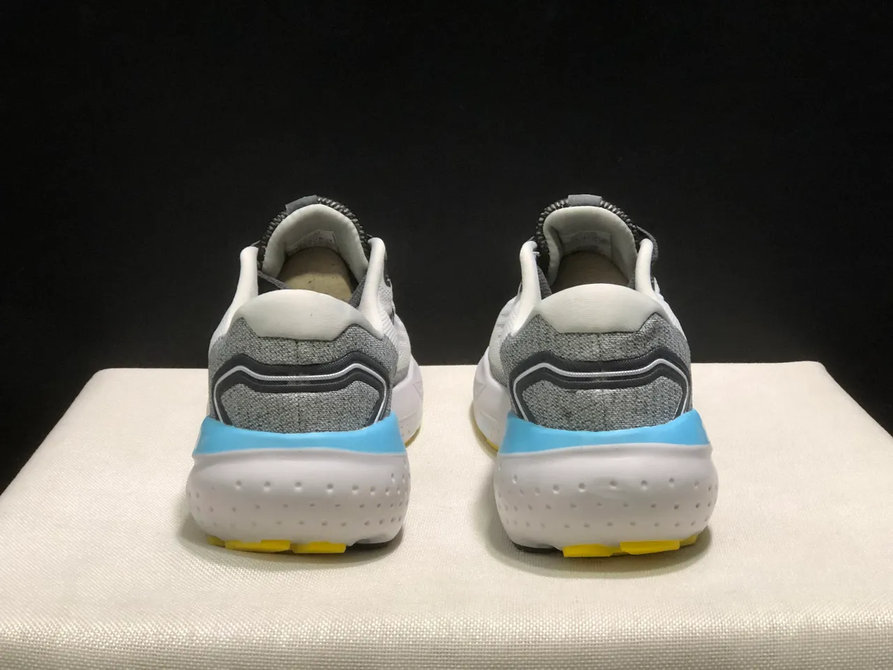 Brooks Glycerin White Gray Blue Yellow zapatos de correr 5