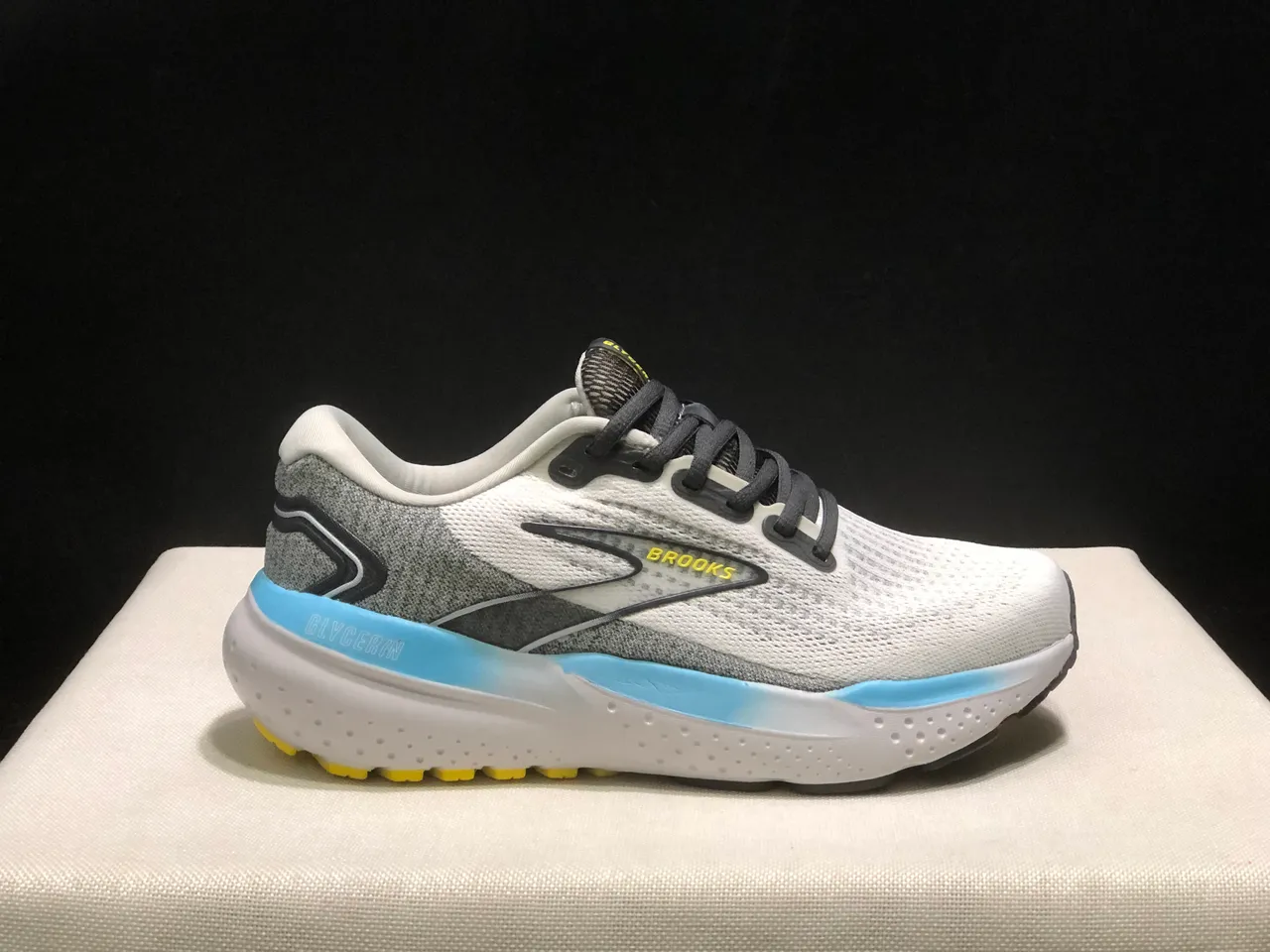 Brooks Glycerin White Gray Blue Yellow zapatos de correr 9
