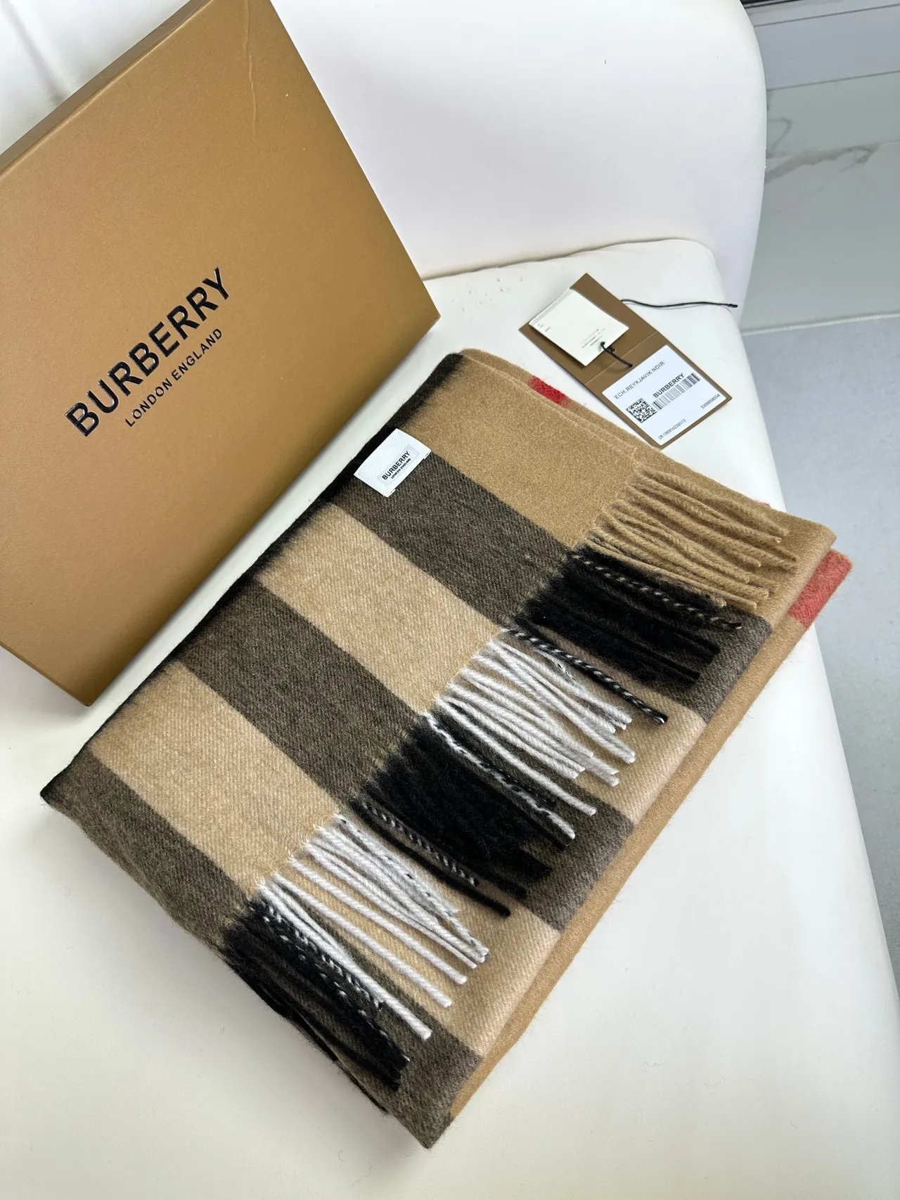 Burberry Beige Noir motif à carreaux à grande échelle texture tissée écharpe en cachemire 6
