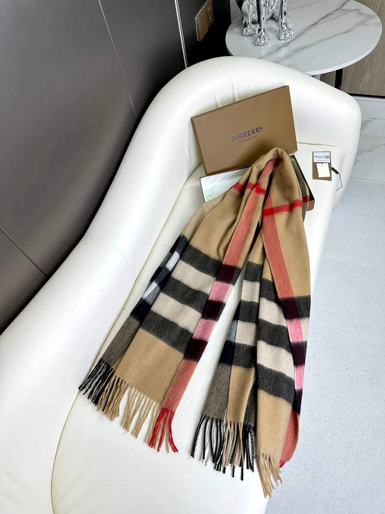 Burberry Beige Noir motif à carreaux à grande échelle texture tissée écharpe en cachemire 7