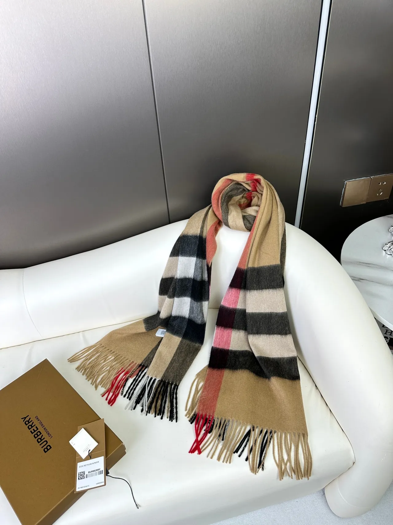 Burberry Beige Noir motif à carreaux à grande échelle texture tissée écharpe en cachemire 8