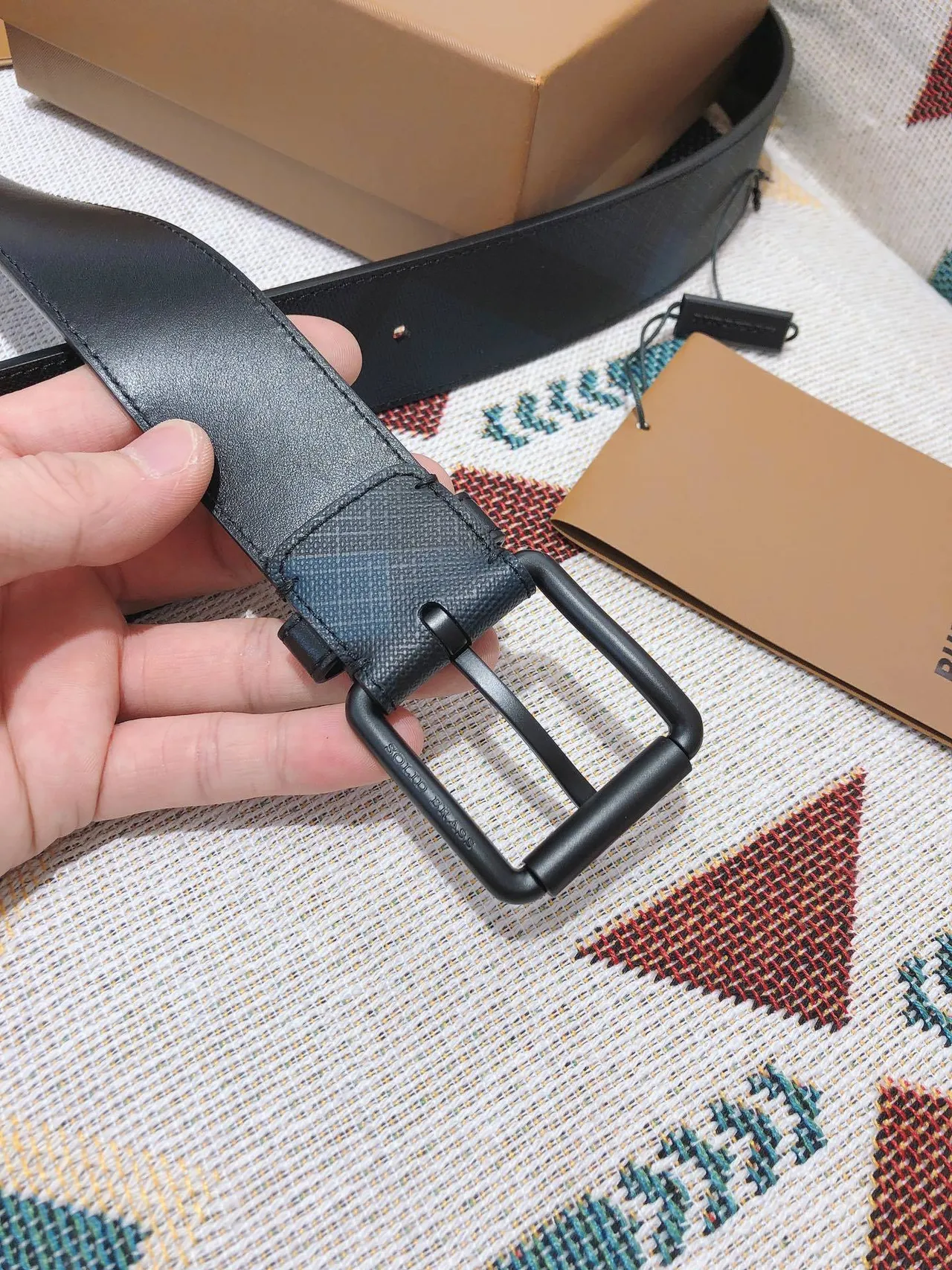 Burberry 黑色哑光扣 色调格纹皮革腰带 5