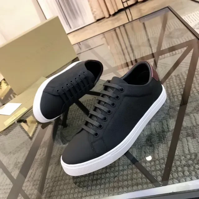 Burberry Pretos e Brancos Low-Top com Cadarço Lifestyle Sneakers 4