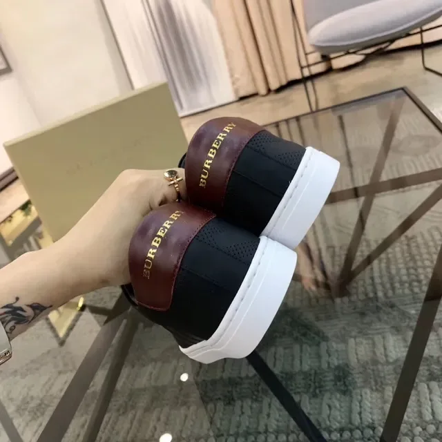 Burberry Pretos e Brancos Low-Top com Cadarço Lifestyle Sneakers 5