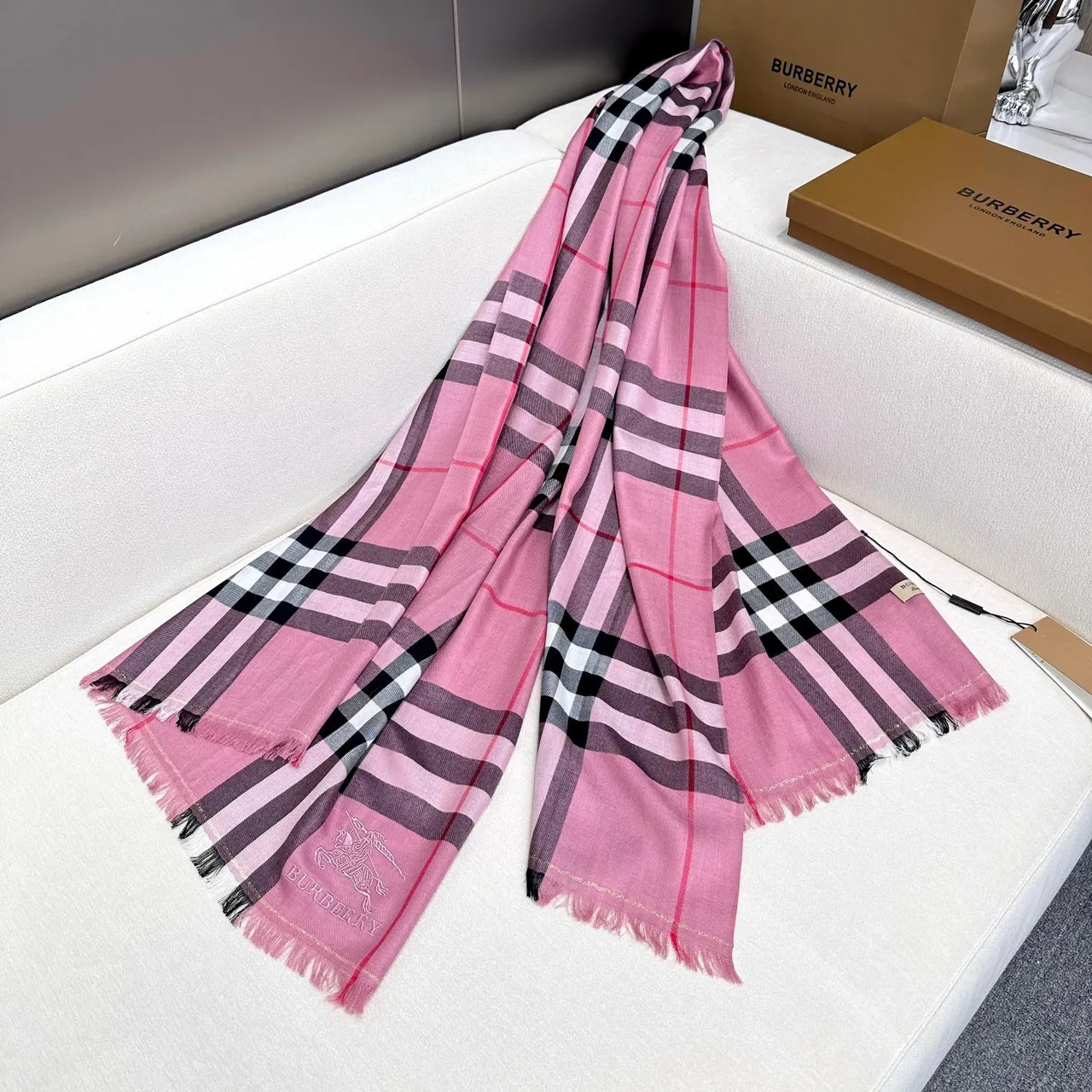 Burberry Châle à carreaux classiques rose 6