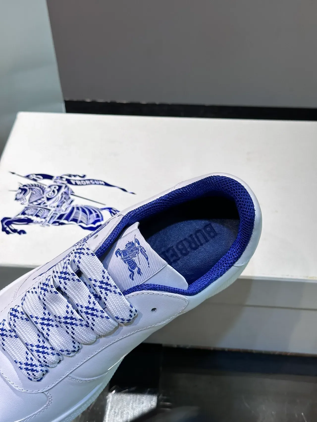Burberry Knight সাদা এবং নীল লাইফস্টাইল স্নিকার 4