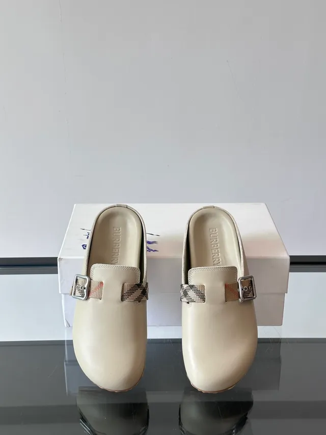 Burberry Lola বেইজ বাদামী বাকল স্ট্র্যাপ চেক-প্যাটার্ন অ্যাকসেন্ট ক্যাজুয়াল জুতো 3