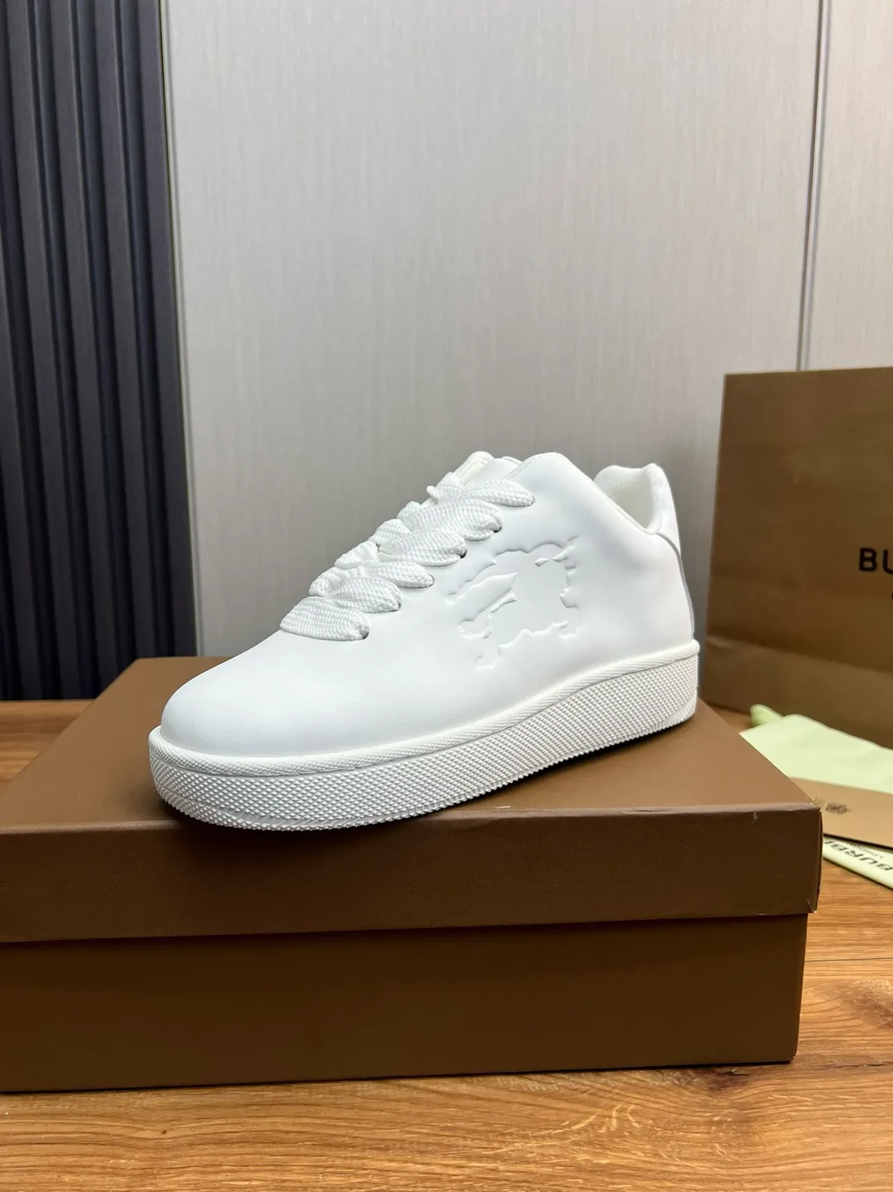 Burberry Lola sneakers lifestyle branco com leão embossado 2