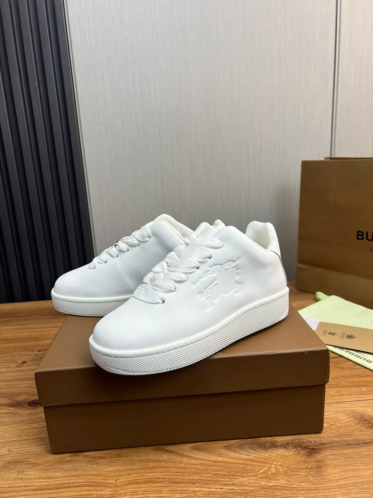 Burberry Lola sneakers lifestyle branco com leão embossado 3
