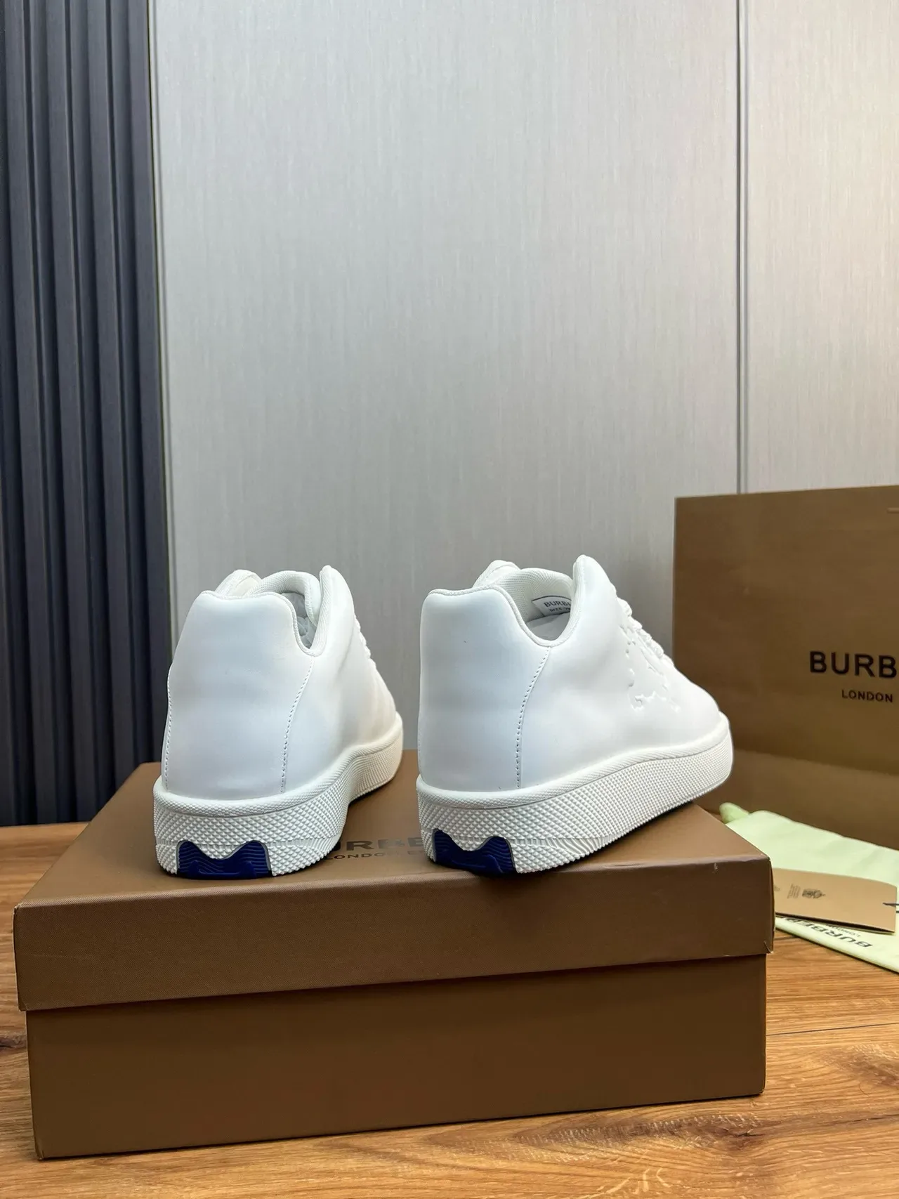 Burberry Lola sneakers lifestyle branco com leão embossado 4