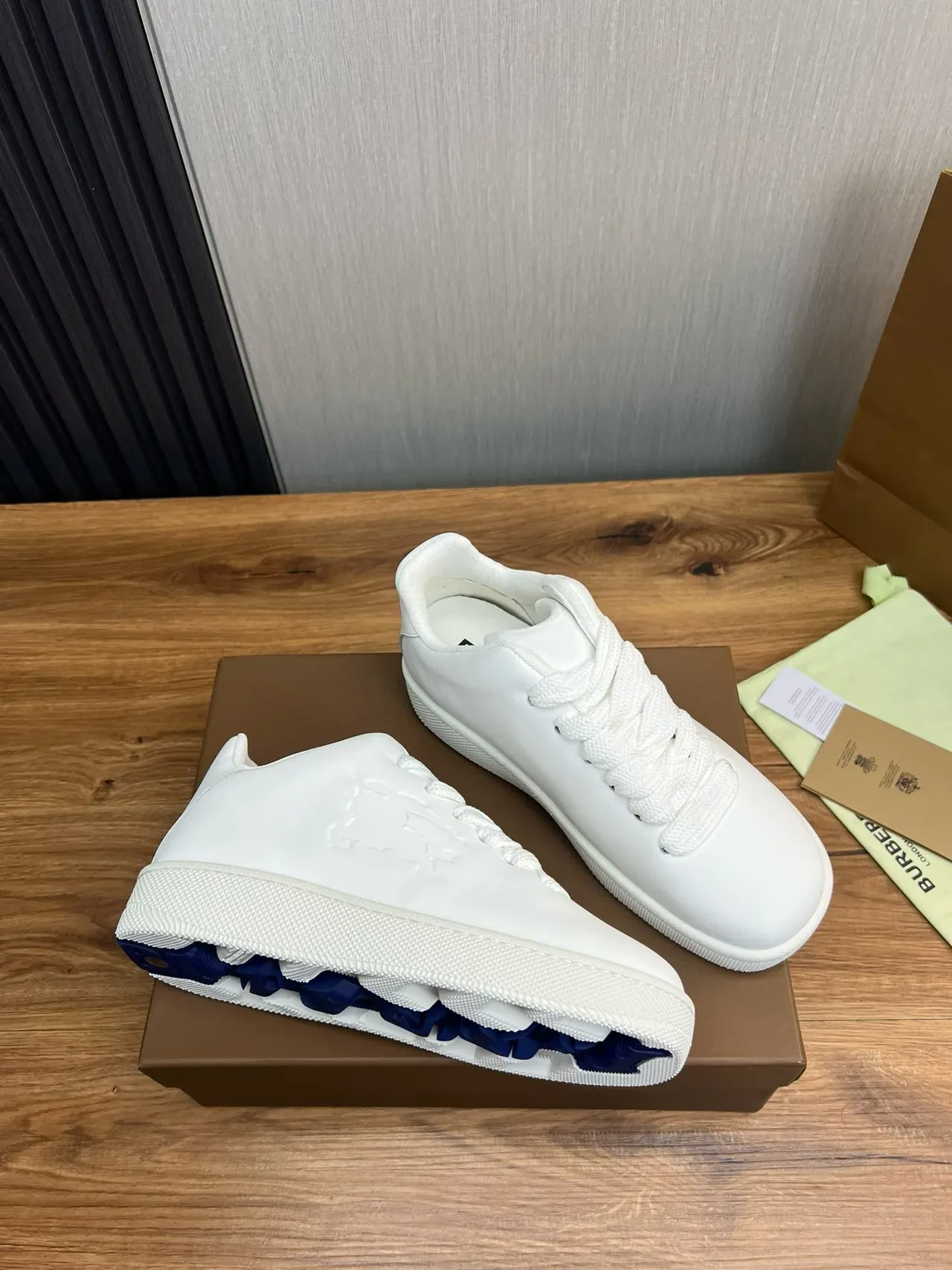 Burberry Lola sneakers lifestyle branco com leão embossado 5