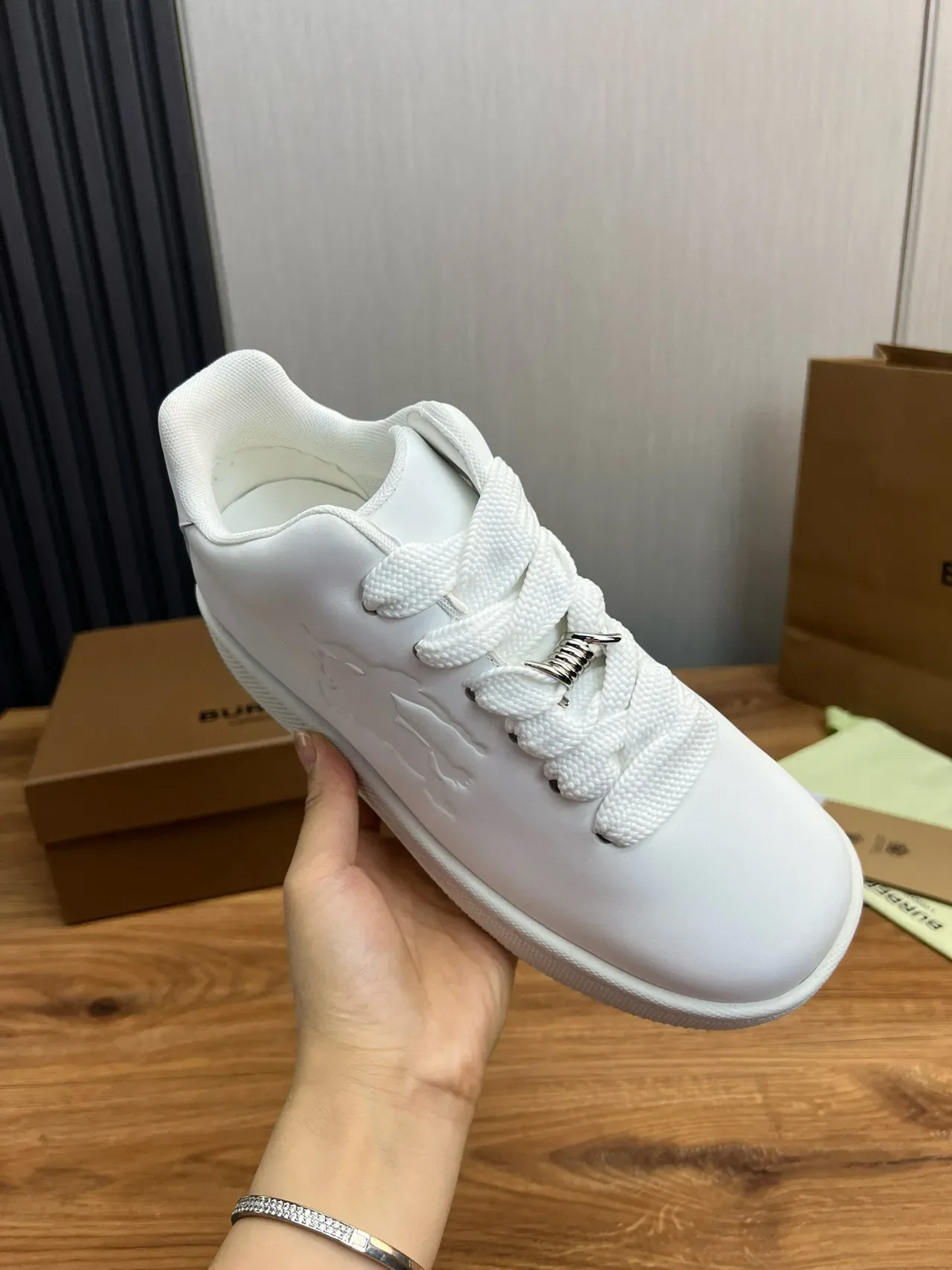 Burberry Lola sneakers lifestyle branco com leão embossado 6