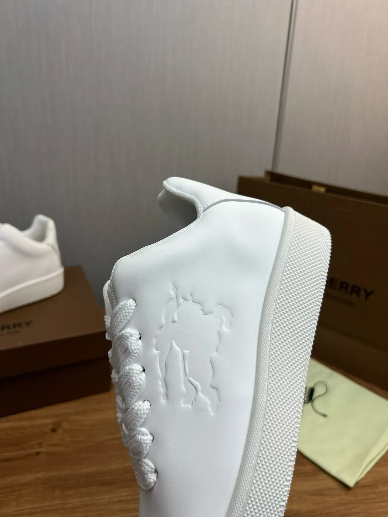 Burberry Lola sneakers lifestyle branco com leão embossado 7