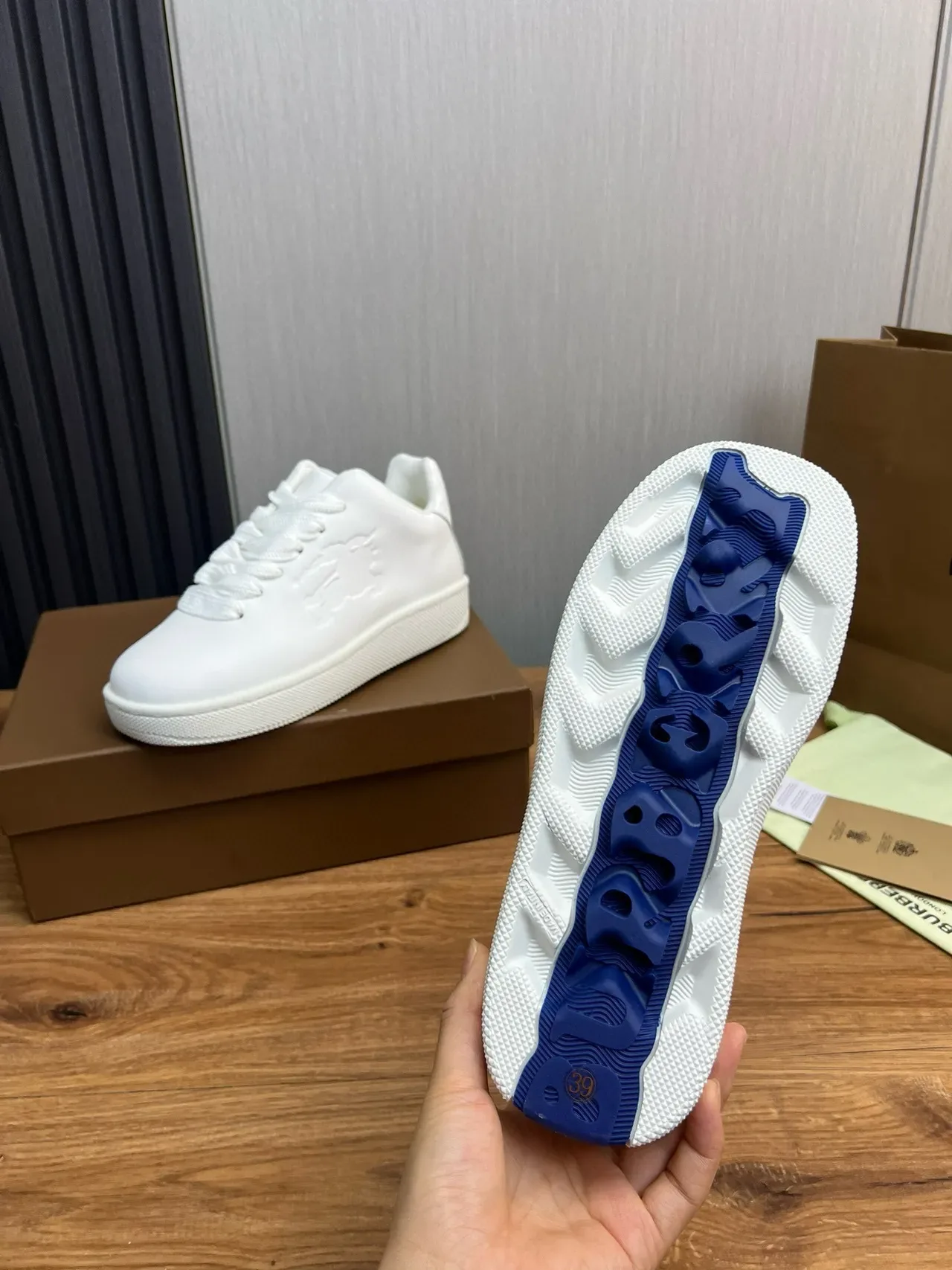 Burberry Lola sneakers lifestyle branco com leão embossado 8