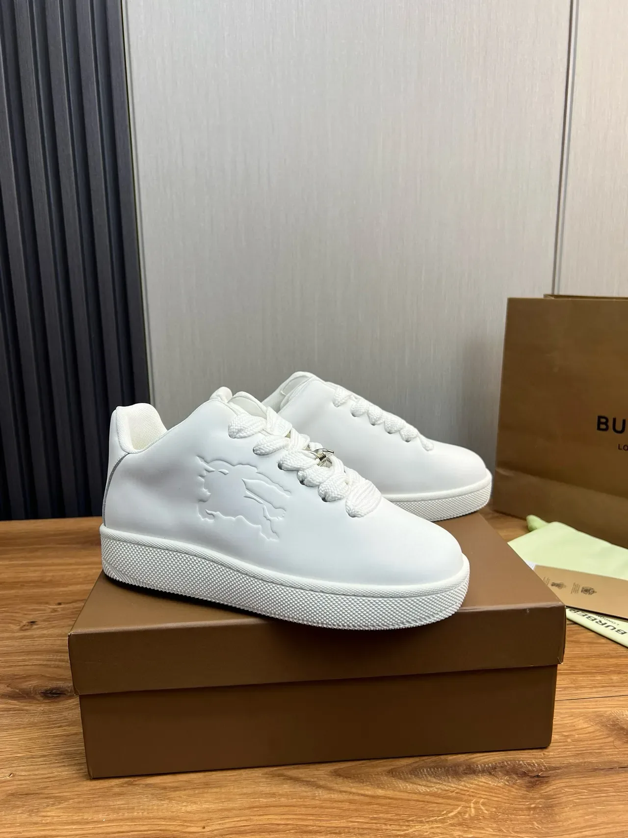 Burberry Lola sneakers lifestyle branco com leão embossado 9