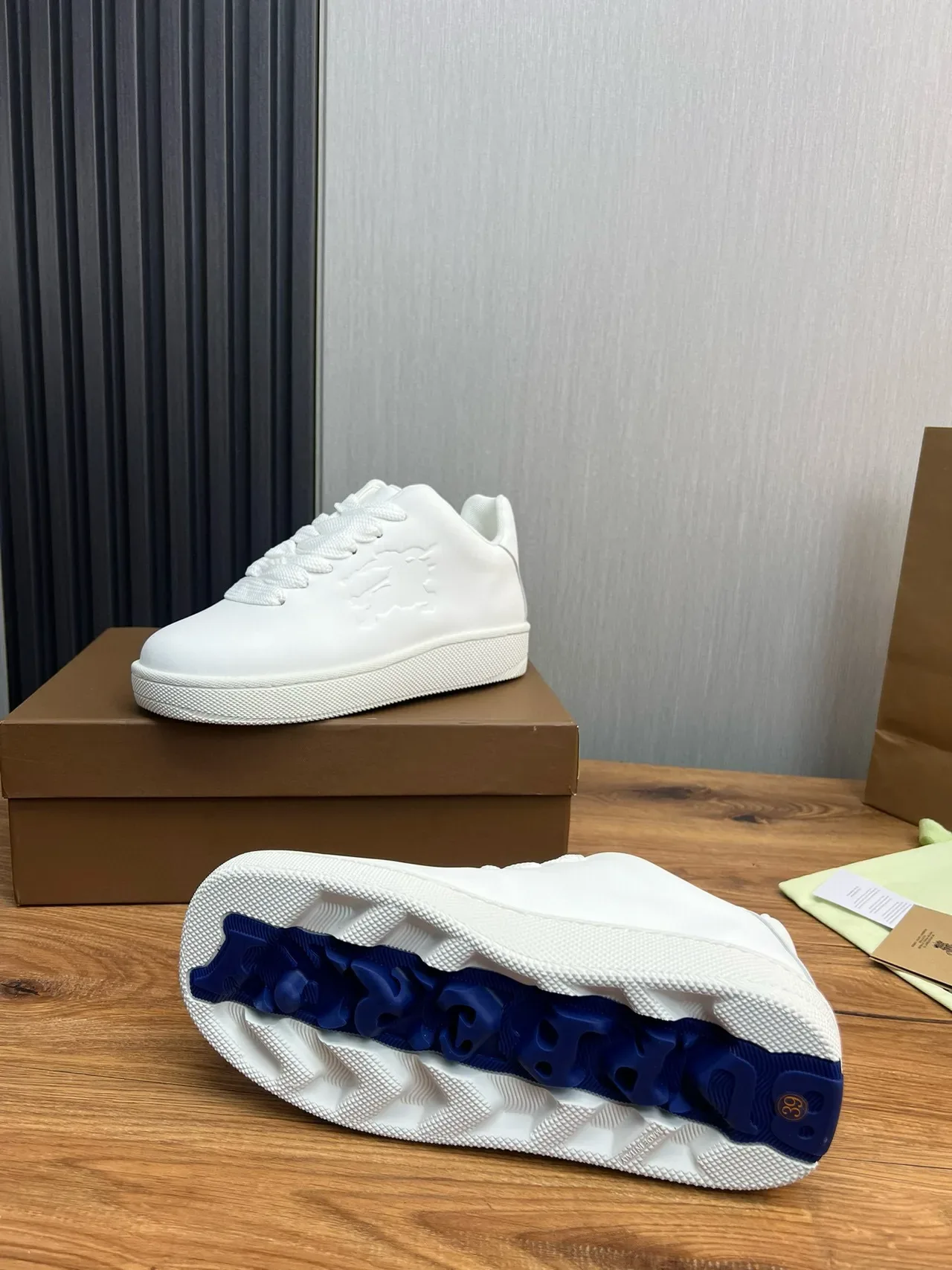 Burberry Lola sneakers lifestyle branco com leão embossado 10