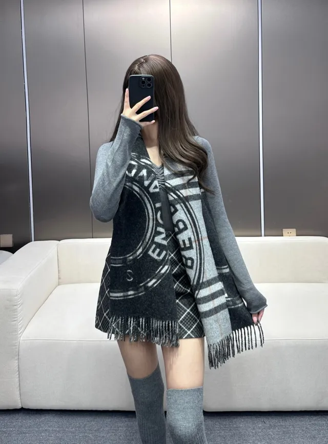 Burberry 海军蓝和米色流苏羊绒围巾 3