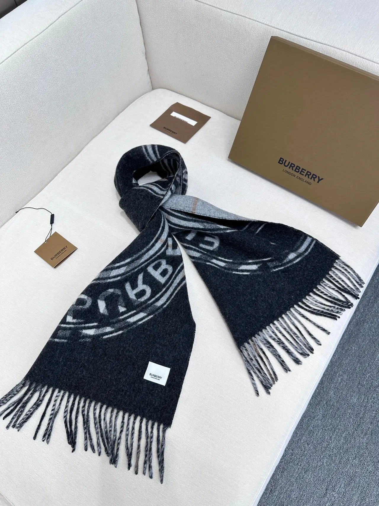 Burberry 海军蓝和米色流苏羊绒围巾 9