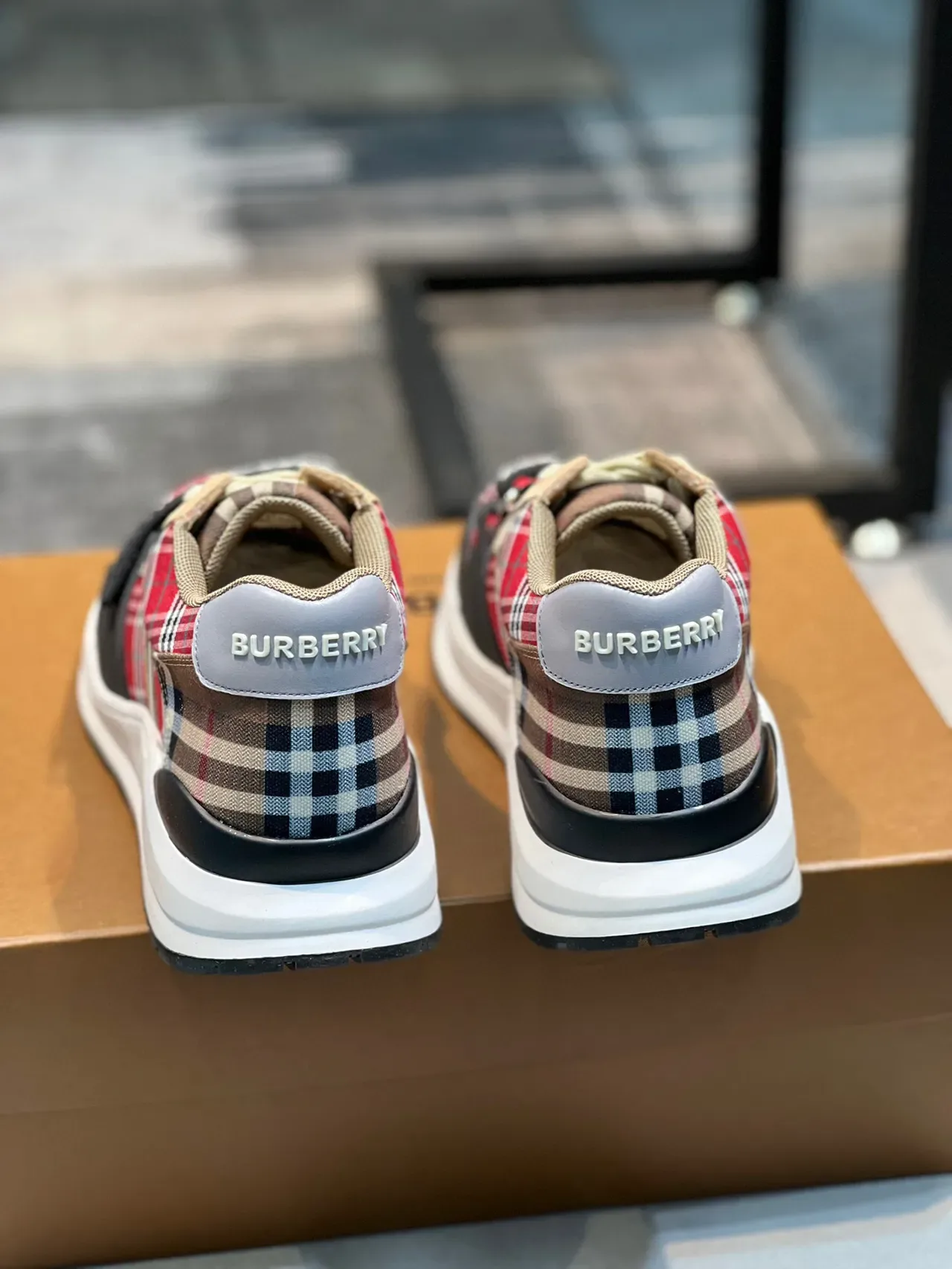 Burberry 红黑格子拼接带装饰生活方式运动鞋 2