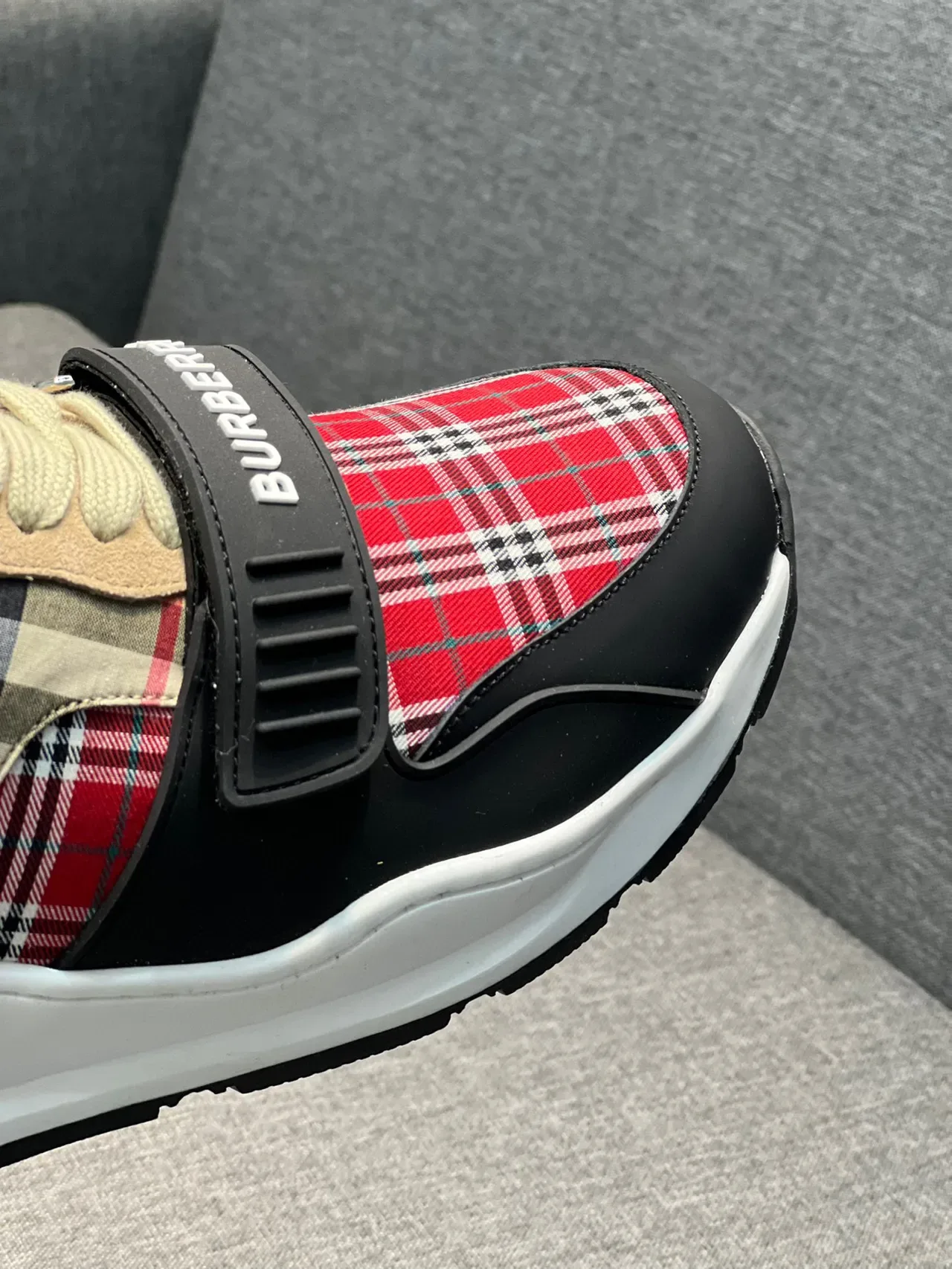 Burberry 红黑格子拼接带装饰生活方式运动鞋 3