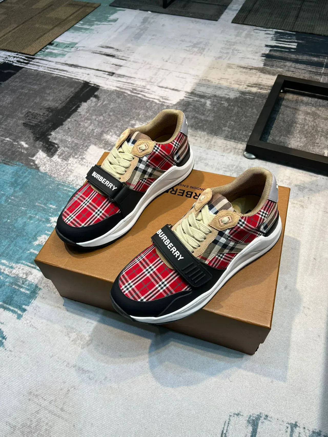 Burberry 红黑格子拼接带装饰生活方式运动鞋 5